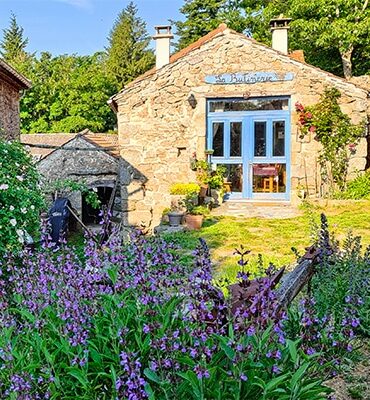 Façade du gîte illuminée par un rayon de soleil