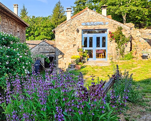 Façade du gîte illuminée par un rayon de soleil