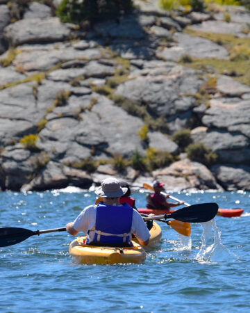 Une groupe de personne fait du kayak sur un lac.