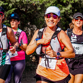 Un groupe de femme est entrain de courir.