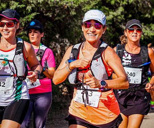 Un groupe de femme est entrain de courir.