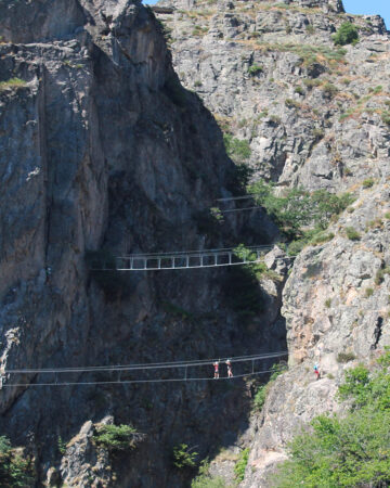 Une personne est entrain d'escalader une falaise.