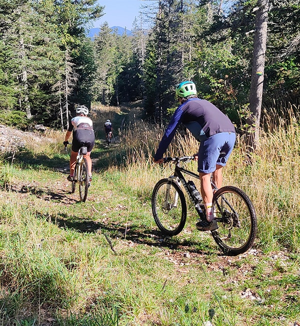 Gravélistes dans la forêt.