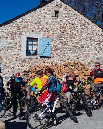 Un groupe de cyclistes au départ d'une randonnée