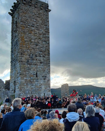 Rassemblement de personnes autour de la tour de la Garde-Guérin.