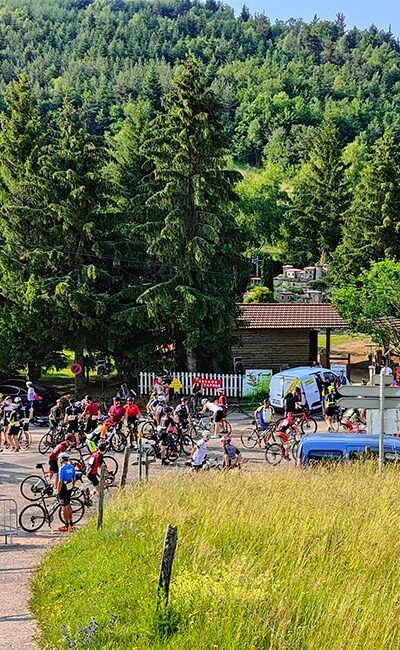 Rassemblement de cyclistes.