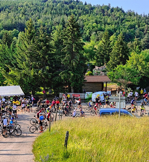 Rassemblement de cyclistes.