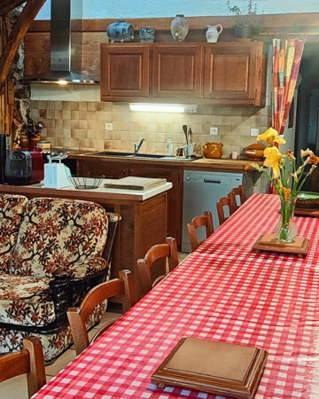 Grande table à manger au milieu de la pièce de vie