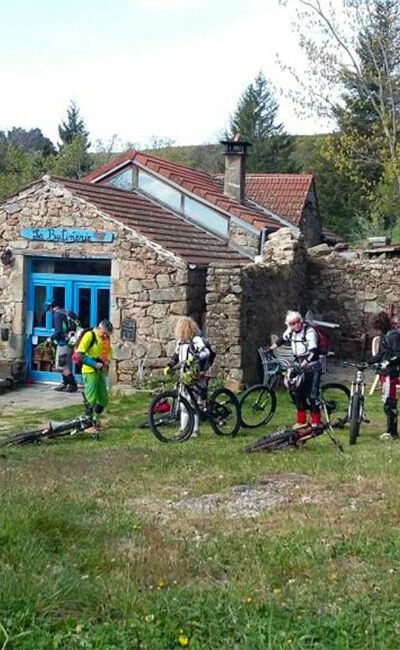 VTT devant le gîte de la Butinerie.