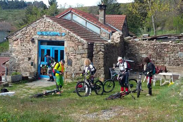 VTT devant le gîte de la Butinerie.