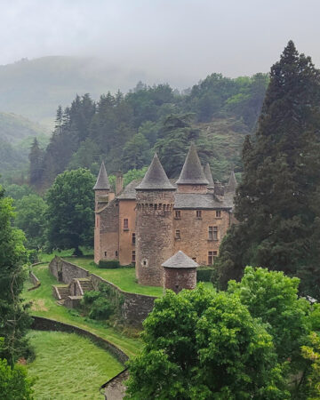 Le château du Champ au milieu des arbres