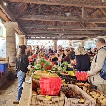 Etalage de fruits et légumes sur le marché de Langogne