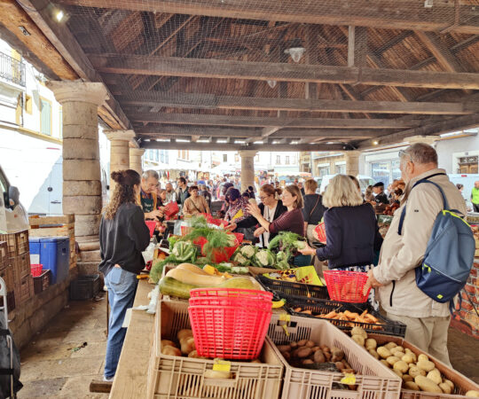 Etalage de fruits et légumes sur le marché de Langogne